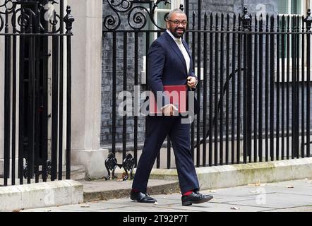 Innenminister James verlässt geschickt 10 Downing Street, London, nach einer Kabinettssitzung. Bilddatum: Mittwoch, 22. November 2023. Stockfoto