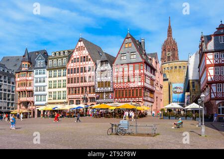 Der Römerberg in der Altstadt von Frankfurt, gesäumt von Straßencafés und Fachwerkhäusern, mit Blick auf den Kirchturm des Doms. Stockfoto