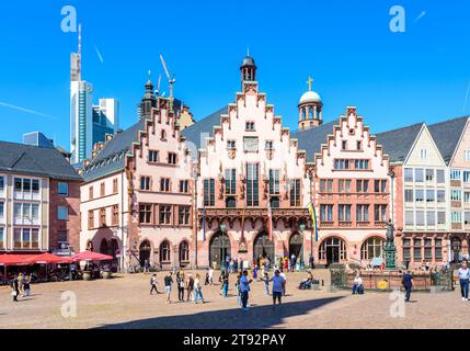 Fassade des Römers, Rathaus von Frankfurt am Main, Deutschland, mit dem Springbrunnen der Gerechtigkeit auf dem Römerberg-Kopfsteinpflasterplatz im historischen Stadtteil. Stockfoto