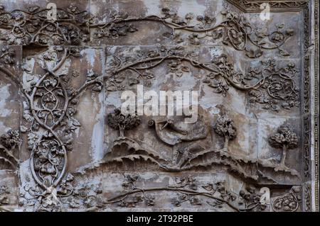 Einer von Adams Söhnen mit einem Paar Kompasse aus Marmor der 1300er Jahre an der Westfront der Kathedrale von Orvieto in Umbrien, Italien. Diese Skulptur wird Lorenzo Maitani (ca. 1275–1330) zugeschrieben, der die spätgotische Fassade der Kathedrale entwarf. Maitani soll als Bildhauer direkt auf zwei Tafeln eingegangen sein, die zwei der vier unteren Pilaster der Fassade bedecken: Eine Platte zeigt Szenen aus der hebräischen Bibel/dem Alten Testament, einschließlich der Szene in diesem Bild; die andere zeigt das jüngste Gericht. Stockfoto