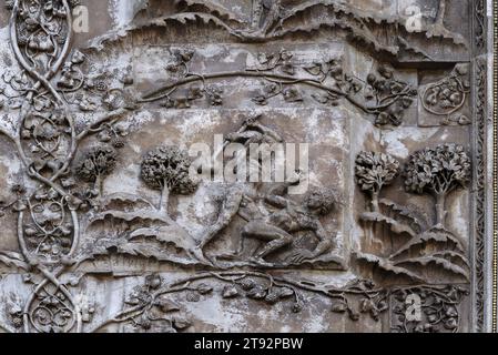 Cain tötet Abel. Marmorrelief an der Westfront der Kathedrale in Orvieto, Umbrien, Italien, Duomo di Santa Maria Assunta. Diese Skulptur wird Lorenzo Maitani (ca. 1275–1330) zugeschrieben, der die spätgotische Fassade der Kathedrale entwarf. Maitani soll als Bildhauer direkt auf zwei Tafeln eingegangen sein, die zwei der vier unteren Pilaster der Fassade bedecken: Eine Maitani-Platte zeigt Szenen aus der hebräischen Bibel/dem Alten Testament, einschließlich der Szene in diesem Bild. Stockfoto