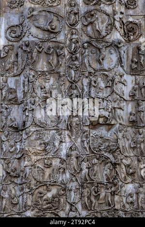 Teil des Basreliefs aus Marmor mit dem Baum von Jesse und den Prophezeiungen der Erlösung aus dem Alten Testament an der Westfront der Kathedrale in Orvieto, Umbrien, Italien, dem Duomo di Santa Maria Assunta. Die Skulptur, die die Westfront bereichert, wurde von einem Team unter der Leitung des italienischen Architekten und Bildhauers Lorenzo Maitani (ca. 1275–1330) ausgeführt. Stockfoto