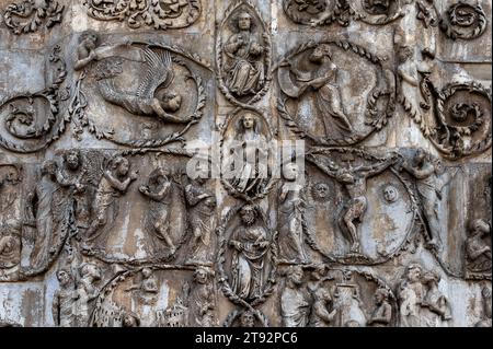 Detail aus Marmor-Basrelieftafel mit dem Baum von Jesse und den Prophezeiungen der Erlösung aus dem Alten Testament an der Westfront der Kathedrale in Orvieto, Umbrien, Italien, dem Duomo di Santa Maria Assunta. Die Skulptur, die die Westfront bereichert, wurde von einem Team unter der Leitung des italienischen Architekten und Bildhauers Lorenzo Maitani (ca. 1275–1330) ausgeführt. Stockfoto