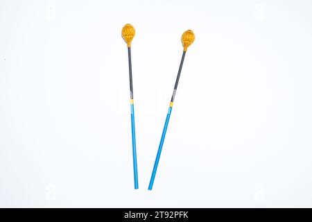 Handgefertigte Xylophon-Sticks auf weißem Hintergrund isolieren die Draufsicht. Stockfoto