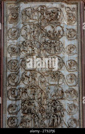 Marmor-Flachrelieftafel mit Szenen aus dem Neuen Testament und dem Leben von Maria und Jesus an der Westfront der Kathedrale in Orvieto, Umbrien, Italien, dem Duomo di Santa Maria Assunta. Die Skulptur, die die Westfront bereichert, wurde von einem Team unter der Leitung des italienischen Architekten und Bildhauers Lorenzo Maitani (ca. 1275–1330) ausgeführt. Dieses Paneel ist eines von vier Paneelen, die die vier unteren Pilaster der Westfront abdecken; es befindet sich auf dem dritten Pilaster von links. Stockfoto