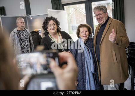 Niederlande. November 2023. BATHMEN – Parteivorsitzende der BoerCurgerBeweging (BBB) Caroline van der Plas gibt ihre Stimme für die Wahl des Repräsentantenhauses ab. Van de Plas zusammen mit ihrer Mutter und ihrem Parteimitglied Erik Stegink ANP EMIEL MUIJDERMAN netherlands Out - belgium Out Credit: ANP/Alamy Live News Stockfoto