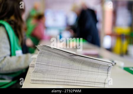 Niederlande. November 2023. ROTTERDAM - Ein Stapel Stimmzettel in einer Wahlstation in Rotterdam für die Wahlen des Repräsentantenhauses. ANP MARCO DE SWART niederlande Out - belgien Out Credit: ANP/Alamy Live News Stockfoto