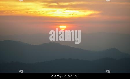 Sonnenschein und Lust auf Sonnenlicht am nächtlichen trüben Himmel. Panoramablick auf den Berg Thailand, friedlich. Klima-, Umwelt- und Reisekonzeptszene. Sonnenuntergang Stockfoto