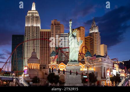Las Vega, Nevada - 17. Mai 2023: New York-New York Hotel und Casino am Las Vegas Boulevard South (The Strip) bei Nacht Stockfoto