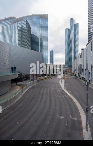 Las Vegas, Nevada - 17. Mai 2023: Stadtzentrum von Las Vegas und leerer Highway an einem bewölkten Tag Stockfoto