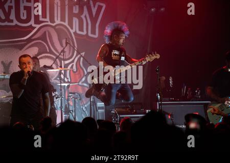 Die britische Band Booze and Glory trat live auf der SO36 in Berlin auf und spielte Co-Headliner mit den Rumjacks. Stockfoto