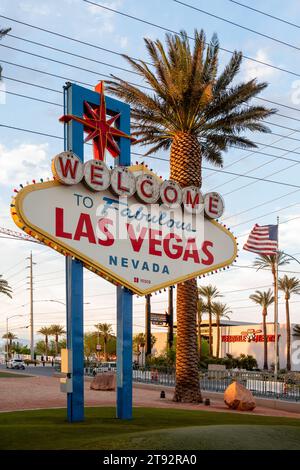 Las Vegas, Nevada - 17. Mai 2023: Schild „Welcome to Fabulous Las Vegas Nevada“ am Eingang von Las Vegas City bei Sonnenuntergang, Nevada Stockfoto