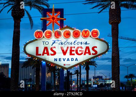 Las Vegas, Nevada - 17. Mai 2023: Schild „Welcome to Fabulous Las Vegas Nevada“ am Eingang der Stadt Las Vegas bei Nacht beleuchtet Stockfoto