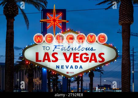 Las Vegas, Nevada - 17. Mai 2023: Schild „Welcome to Fabulous Las Vegas Nevada“ am Eingang der Stadt Las Vegas bei Nacht beleuchtet Stockfoto