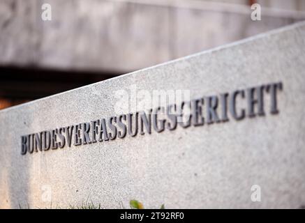 Karlsruhe, Deutschland. November 2023. Die Worte „Bundesverfassungsgericht“ sind auf einem Stein vor dem Bundesverfassungsgericht eingeschrieben. Der erste Senat des Gerichts kündigte das Urteil über die Berichte für Legastheniker an. Nach dem Urteil sind in der Regel Bemerkungen im Schulabschlusszeugnis über die Nichtbeurteilung einzelner Leistungen erforderlich. Quelle: Uli Deck/dpa/Alamy Live News Stockfoto