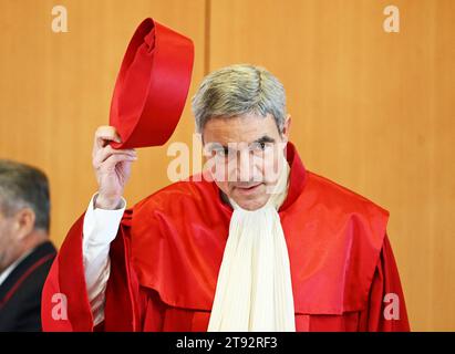 Karlsruhe, Deutschland. November 2023. Stephan Harbarth, Vorsitzender des Ersten Senats des Bundesverfassungsgerichts und Präsident des Gerichtshofs, gibt das Urteil zu den Berichtshinweisen für Legastheniker bekannt. Nach dem Urteil sind in der Regel Bemerkungen im Schulabschlusszeugnis über die Nichtbeurteilung einzelner Leistungen erforderlich. Quelle: Uli Deck/dpa/Alamy Live News Stockfoto