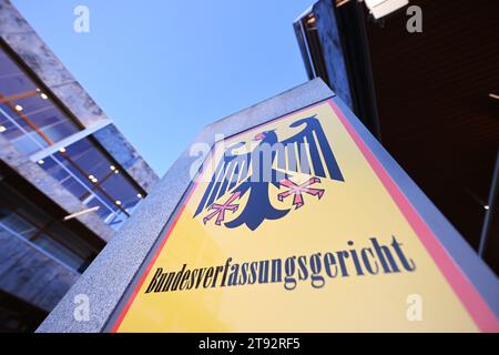 Karlsruhe, Deutschland. November 2023. Vor dem Gericht steht ein Schild mit einem Bundesadler und der Aufschrift „Bundesverfassungsgericht“. Der erste Senat des Gerichts kündigte das Urteil über die Berichte für Legastheniker an. Nach dem Urteil sind in der Regel Bemerkungen im Schulabschlusszeugnis über die Nichtbeurteilung einzelner Leistungen erforderlich. Quelle: Uli Deck/dpa/Alamy Live News Stockfoto