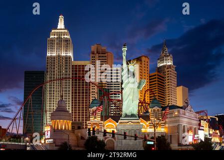 Las Vega, Nevada - 17. Mai 2023: New York-New York Hotel und Casino am Las Vegas Boulevard South (The Strip) bei Nacht Stockfoto