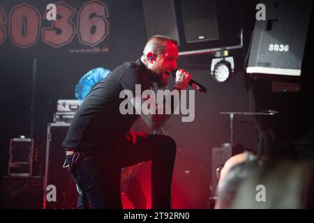 Die britische Band Booze and Glory trat live auf der SO36 in Berlin auf und spielte Co-Headliner mit den Rumjacks. Stockfoto
