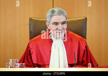 Karlsruhe, Deutschland. November 2023. Stephan Harbarth, Vorsitzender des Ersten Senats des Bundesverfassungsgerichts und Präsident des Gerichtshofs, gibt das Urteil zu den Berichtshinweisen für Legastheniker bekannt. Nach dem Urteil sind in der Regel Bemerkungen im Schulabschlusszeugnis über die Nichtbeurteilung einzelner Leistungen erforderlich. Quelle: Uli Deck/dpa/Alamy Live News Stockfoto