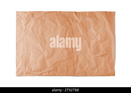 Orangefarbenes, zerknittertes rechteckiges Blatt Papier mit glatter Kante auf weißem Hintergrund. Recyceltes Handwerkpapier zerknittert, gefaltete Textur, Schmirgelrand. Stockfoto
