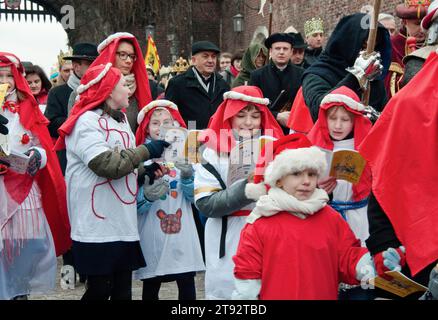 Kinder mit palästinensischem Kopfschmuck, Weihnachtslieder singen, Kavalkade der Könige, Prozession der Epiphanienfeiertage, Krakau, Polen Stockfoto