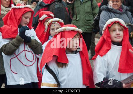 Kinder mit palästinensischem Kopfschmuck, Weihnachtslieder singen, Kavalkade der Könige, Prozession der Epiphanienfeiertage, Krakau, Polen Stockfoto