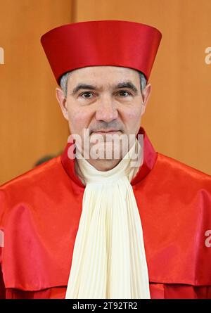 Karlsruhe, Deutschland. November 2023. Stephan Harbarth, Vorsitzender des Ersten Senats des Bundesverfassungsgerichts und Präsident des Gerichtshofs, gibt das Urteil zu den Berichtshinweisen für Legastheniker bekannt. Nach dem Urteil sind in der Regel Bemerkungen im Schulabschlusszeugnis über die Nichtbeurteilung einzelner Leistungen erforderlich. Quelle: Uli Deck/dpa/Alamy Live News Stockfoto