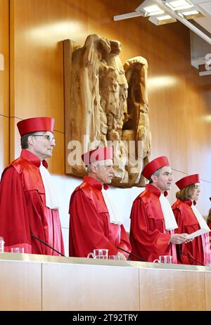 Karlsruhe, Deutschland. November 2023. Der erste Senat des Bundesverfassungsgerichts mit Henning Radtke (l-r), Josef Christ, Stephan Harbarth, Vorsitzender des Senats und Präsident des Gerichts, und Yvonne Ott verkünden das Urteil über die Berichte für Legastheniker. Nach dem Urteil sind in der Regel Bemerkungen im Schulabschlusszeugnis über die Nichtbeurteilung einzelner Leistungen erforderlich. Quelle: Uli Deck/dpa/Alamy Live News Stockfoto