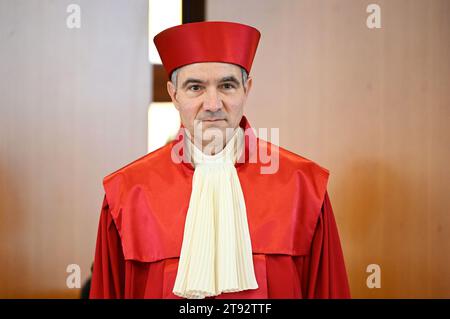 Karlsruhe, Deutschland. November 2023. Stephan Harbarth, Vorsitzender des Ersten Senats des Bundesverfassungsgerichts und Präsident des Gerichtshofs, gibt das Urteil zu den Berichtshinweisen für Legastheniker bekannt. Nach dem Urteil sind in der Regel Bemerkungen im Schulabschlusszeugnis über die Nichtbeurteilung einzelner Leistungen erforderlich. Quelle: Uli Deck/dpa/Alamy Live News Stockfoto