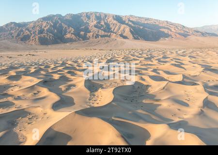 Gerissener Boden und gekrümmter Fluss als Wasserquelle. Das Konzept der globalen Erwärmung. Trockene Risse im Land, ernste Wasserknappheit. Dürrekonzept. Stockfoto