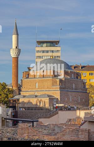 Sofia, Bulgarien - 16. Oktober 2023: Banya Bashi Moschee am sonnigen Herbsttag im Stadtzentrum der Hauptstadt. Stockfoto