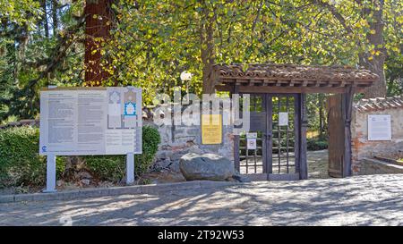 Sofia, Bulgarien - 16. Oktober 2023: Eingangstor zur Boyana-Kirche, UNESCO-Weltkulturerbe Europäische Geschichte. Stockfoto