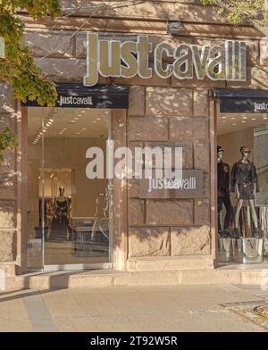 Sofia, Bulgarien - 16. Oktober 2023: Italienische Modemarke Just Cavalli Shop im Zentrum der Hauptstadt am sonnigen Herbsttag. Stockfoto