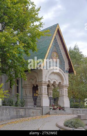 Sofia, Bulgarien - 17. Oktober 2023: Russisch-orthodoxe Kirche des Heiligen Nikolaus des Wundermachers auf dem Zar Osvoboditel Boulevard in der Hauptstadt. Stockfoto