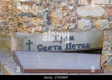 Sofia, Bulgarien - 16. Oktober 2023: Kyrillische Schilderkirche St. Petka am Steingebäude in der Hauptstadt. Stockfoto