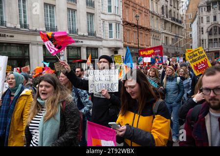 Plakate werden während einer von der neu (National Education Union) in London einberufenen Demonstration abgehalten. Stockfoto