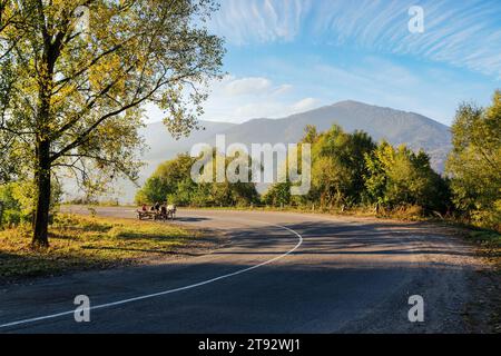 Fahren Sie durch die bergige Landschaft im Morgenlicht. Herbstliche Landschaft bei sonnigem Wetter Stockfoto