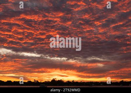 Fantastischer Sonnenuntergang über der Mandurah-Mündung in Western Australia. Stockfoto