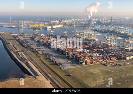 Rotterdam, Niederlande - 14. Dezember 2022: Luftansicht Industriegebiet Maasvlakte Hafen Rotterdam mit Kränen und Lagerraum Seecontainern Stockfoto