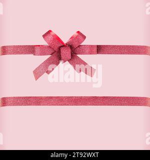 Rotes Geschenkband und Schleife isoliert auf farbigem Hintergrund. Flache Ladefläche mit Kopierraum Stockfoto
