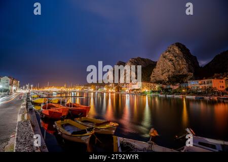 Romantischer Blick auf die Omis in Dalmatien, Kroatien Stockfoto