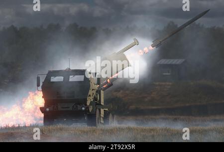 Hochmobiles Raketenartilleriesystem während des Feuers Stockfoto