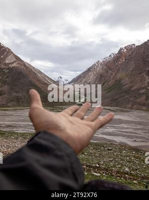 Fluss, der von einem schneebedeckten Berg fließt. Stockfoto