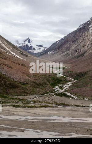 Fluss, der von einem schneebedeckten Berg fließt. Stockfoto