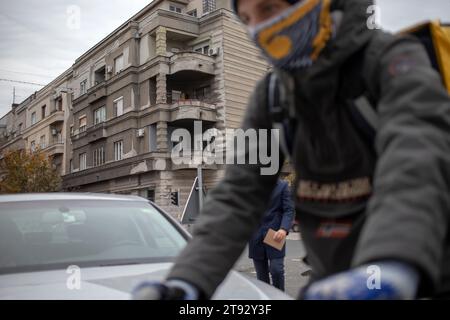 Belgrad, Serbien, 19. November 2023: Ein Transportfahrer schiebt sich durch den Verkehr in Zemun Stockfoto