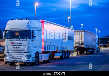 Rostock, Deutschland. November 2023. Morgens steht auf dem Gelände des Logistikzentrums im Seehafen ein Lkw mit Aufliegern des Logistikunternehmens DB Schenker. Die Logistikgesellschaft der Deutschen Bahn betreibt mehrere Logistikzentren in Mecklenburg-Vorpommern. Quelle: Jens Büttner/dpa/Alamy Live News Stockfoto