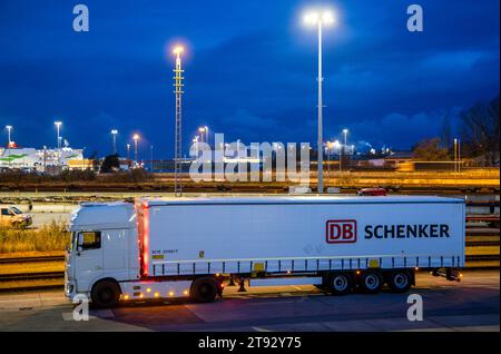 Rostock, Deutschland. November 2023. Morgens steht auf dem Gelände des Logistikzentrums im Seehafen ein Lkw mit Aufliegern des Logistikunternehmens DB Schenker. Die Logistikgesellschaft der Deutschen Bahn betreibt mehrere Logistikzentren in Mecklenburg-Vorpommern. Quelle: Jens Büttner/dpa/Alamy Live News Stockfoto