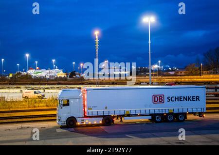 Rostock, Deutschland. November 2023. Morgens steht auf dem Gelände des Logistikzentrums im Seehafen ein Lkw mit Aufliegern des Logistikunternehmens DB Schenker. Die Logistikgesellschaft der Deutschen Bahn betreibt mehrere Logistikzentren in Mecklenburg-Vorpommern. Quelle: Jens Büttner/dpa/Alamy Live News Stockfoto