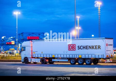 PRODUKTION - 21. November 2023, Mecklenburg-Vorpommern, Rostock: Morgens steht ein Lkw mit Aufliegern des Logistikunternehmens DB Schenker auf dem Gelände des Logistikzentrums im Seehafen. Die Logistikgesellschaft der Deutschen Bahn betreibt mehrere Logistikzentren in Mecklenburg-Vorpommern. Foto: Jens Büttner/dpa Stockfoto